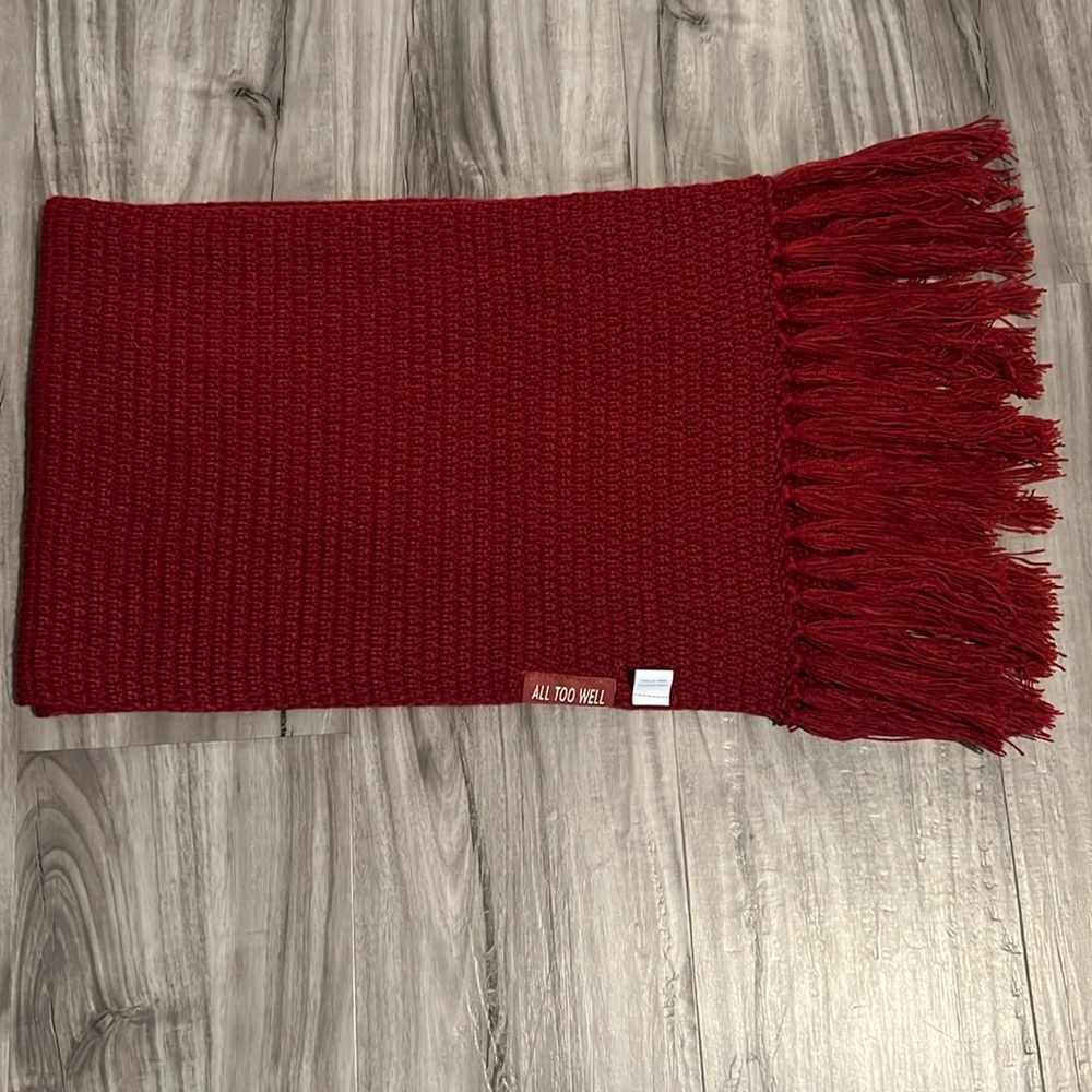 NWOT Taylor Swift knit scarf. Purchased on Taylor Swift web sight